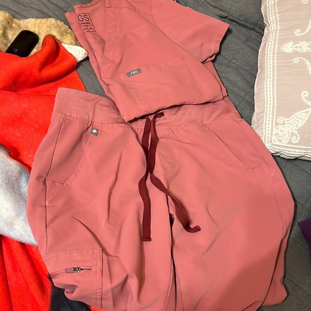 Figs One pocket top & Jogger Bottoms.